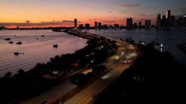 Florida, ABD 'de, Miami' de Sunset Skyline. Günbatımı Şehri. Highrise Binaları. Şehir merkezinde. Florida, ABD 'de, Miami' de Sunset Skyline. Biscayne Körfezi Konut Binaları.
