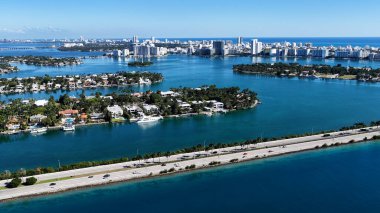 Miami Beach Skyline, Florida 'daki Miami Beach' te. Plaj manzarası. Şehir merkezinde. Seyahat güzergahı. Florida 'daki Miami Beach Skyline. Doğa Deniz Burnu.