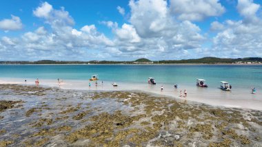 Brezilya 'nın kuzeydoğusunda Japonya' da Alagoas Brezilya 'da gökyüzü. Turkuaz Okyanus Dalgaları Tropik Sahile Yavaşça Çarpıyor. Horizon Sahili Denizi kıyısında. Shore Seaside Panning Wide 'da. Japaratinga Alagoas.