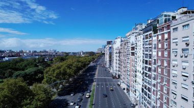 Buenos Aires Arjantin 'deki Recoleta Bulvarı. Şehir merkezinin modern binalarla dolup taşması. Şehir merkezinde Gökyüzü Bulutları. Şehir merkezinin dışında. Ünlü. Buenos Aires Arjantin.