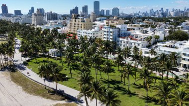 Florida 'daki Miami Beach' te Ocean Drive. Manzaralı Yükseliş Binaları. Güzel Skyline. Büyük Şehir Manzarası. Florida 'daki Miami Beach' te Ocean Drive. Şehir Plajı.