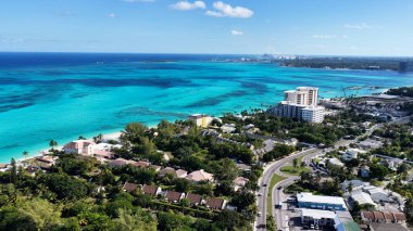 New Providence Bahamalar 'daki Nassau' da Cable Beach. Karayip Sahili. Tropik Manzara. Çarpıcı Yükseliş Binaları. Nassau 'daki Cable Beach New Providence Bahamas' da. Yaz Seyahati.