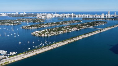 Biscayne Körfezi, Florida 'daki Miami Beach' te. Plaj manzarası. Şehir merkezinde. Seyahat güzergahı. Biscayne Körfezi, Florida 'daki Miami Beach' te. Doğa Deniz Burnu.