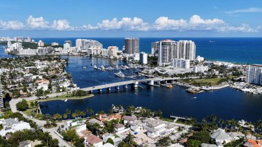 Fort Lauderdale Skyline Florida 'da Fort Lauderdale' de. Deniz Burnu Skyline. Şehir merkezi manzarası. Yaz Gezisi. Fort Lauderdale Skyline, Florida Birleşik Devletleri. Yükseklik Binaları.