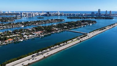 Miami Beach Skyline, Florida 'daki Miami Beach' te. Manzaralı Yükseliş Binaları. Güzel Skyline. Büyük Şehir Manzarası. Florida 'daki Miami Beach Skyline. Şehir Plajı.