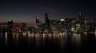 Miami Skyline, Florida 'da, ABD' de. Aydınlanmış Şehir. Gece Şehri Sahnesi. Şehir merkezinde. Florida 'daki Miami Skyline. Çarpıcı Şehir Manzarası.