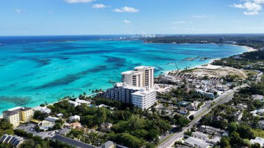 New Providence Bahamalar 'daki Nassau' da Cable Beach. Plaj manzarası. Şehir merkezinde. Seyahat güzergahı. Nassau 'daki Cable Beach New Providence Bahamas' da. Doğa Deniz Burnu.