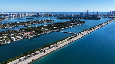 Miami Beach Skyline, Florida 'daki Miami Beach' te. Plaj manzarası. Liman Koyu Sahnesi. Şehir merkezinde. Florida 'daki Miami Beach Skyline. İnanılmaz Şehir Manzarası.