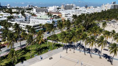 Florida 'daki Miami Beach' te Ocean Drive. Deniz Burnu Skyline. Şehir merkezi manzarası. Yaz Gezisi. Florida 'daki Miami Beach' te Ocean Drive. Yükseklik Binaları.