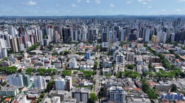 Curitiba Parana Brezilya 'da Curitiba Skyline. Şehir merkezinin modern binalarla dolup taşması. Şehir Gökyüzü Arkaplanı Kentsel. Şehir merkezinin yukarısında. Curitiba Parana.