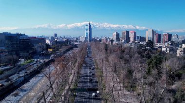 Santiago Skyline Şili 'de. Gökdelenleri Şehir Merkezi Şehir Yaşamını Yansıtıyor. Şehir Gökyüzü Arkaplanı Kentsel. Şehir merkezinin yukarısında. Santiago Şili.