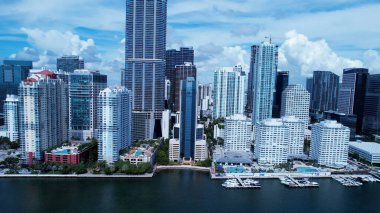 Miami Skyline, Florida Birleşik Devletleri. Şehir merkezindeki High Rise Binası ve Yoğun Trafik. Şehir Gökyüzü Arkaplanı Kentsel. Şehir merkezinin yukarısında. Miami Florida.