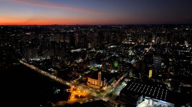 Curitiba Parana Brezilya 'da günbatımı Katolik Kilisesi. Göz kamaştırıcı Barok Kilisesi manzarayla çelişiyor. Şehir Gökyüzü Bulutları Aydınlatma Şehri. Kasaba Aydınlanması. Curitiba Parana.