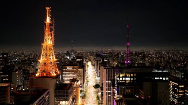 Sao Paulo Brazilya 'da, Paulista Bulvarı' nda. Şehir Skyline Modern ve Geleneksel Mimariyi Gösteriyor. Aydınlanmış Şehir Binası. Kasaba genelinde. Şehir Simgesi.