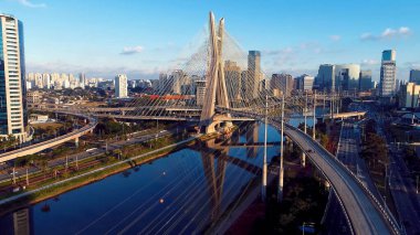 Sao Paulo Brezilya 'daki Estaiada Köprüsü. Köprü, şehrin karşısındaki trafik akışının görüntüsünü veriyor. Şehir merkezindeki iş dünyası. İş geçmişleri ünlüdür. Sao Paulo Brezilya.