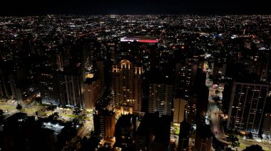 Curitiba Parana Brezilya 'da gece Curitiba Skyline' ı. Yukarıdan canlı bir şehrin telaş ve koşuşturmasını yakalamak. Şehir Bulutları Yapısı Gökyüzü Aydınlanmış Şehir. Kasaba Aydınlandı. Curitiba Parana.