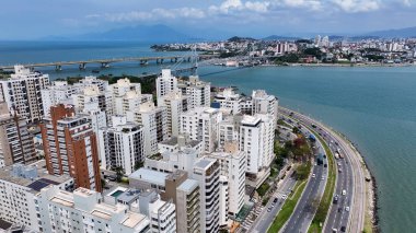 Florianopolis 'teki Florianopolis Skyline, Santa Catarina Brezilya. Zaman Hızı Drone 'unun nefes kesici görüntüsü. Şehir Bulutları Gökyüzü Arkaplanı Şehir. Şehir dışındaki ünlü..