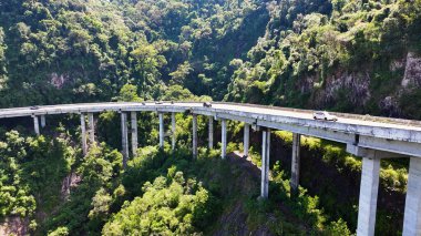 Itati Rio Grande Do Sul Brezilya 'daki Sun Route Yolu. Ünlü Köprü 'de şehir merkezine doğru giden arabalar. Kırsal alanda dramatik bulutlar kırsal alanda. Kırsal Gökyüzü Panoraması. Itati Rio Grande do Sul.