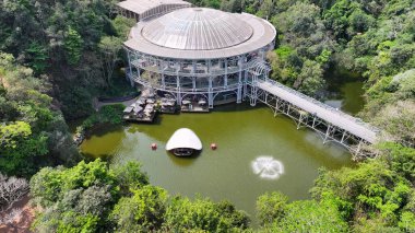 Curitiba Parana Brezilya 'da telgraf operası. Yeşillik ağaçlarıyla çevrili yeşil alanın havadan görünüşü. Şehir merkezindeki İş Gökyüzü Arkaplanı. Şehir merkezindeki panoramik işleri. Curitiba Parana.