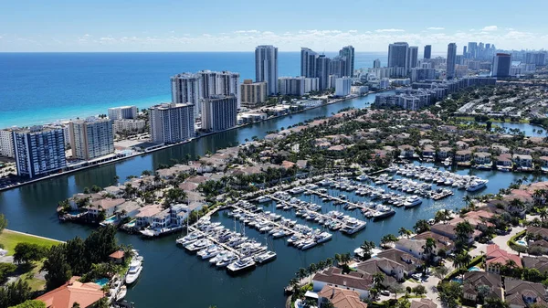Hollywood Beach Skyline, Florida 'da Hollywood Plajı' nda. Manzaralı Yükseliş Binaları. Güzel Skyline. Büyük Şehir Manzarası. Florida 'daki Hollywood Sahili Skyline. Şehir Plajı.