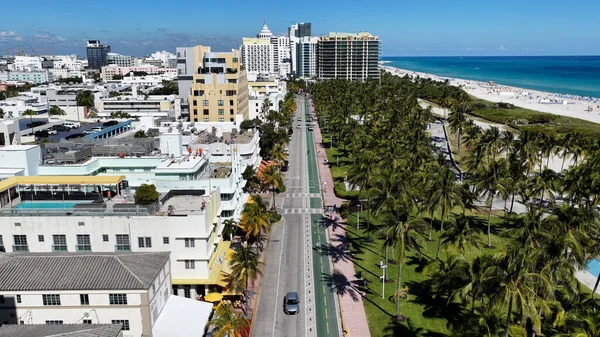 Florida 'daki Miami Beach' te Ocean Drive. Manzaralı Yükseliş Binaları. Güzel Skyline. Büyük Şehir Manzarası. Florida 'daki Miami Beach' te Ocean Drive. Şehir Plajı.
