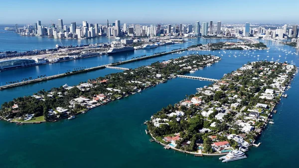 Miami Skyline, Florida 'da, ABD' de. Çarpıcı şehir manzarası. Plaj manzarası. Highrise Binaları. Miami Skyline, Florida 'da, ABD' de. Doğa Arkaplanı.