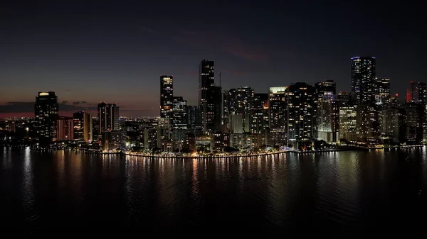Miami Skyline, Florida 'da, ABD' de. Aydınlanmış Şehir. Gece Şehri Sahnesi. Şehir merkezinde. Florida 'daki Miami Skyline. Çarpıcı Şehir Manzarası.