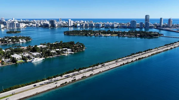 Miami Beach Skyline, Florida 'daki Miami Beach' te. Deniz Burnu Skyline. Şehir merkezi manzarası. Yaz Gezisi. Florida 'daki Miami Beach Skyline. Yükseklik Binaları.