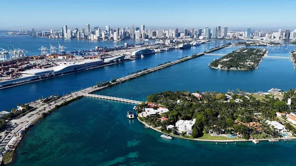 Miami Skyline, Florida 'da, ABD' de. Manzaralı Yükseliş Binaları. Güzel Skyline. Büyük Şehir Manzarası. Miami Skyline, Florida 'da, ABD' de. Şehir Plajı.