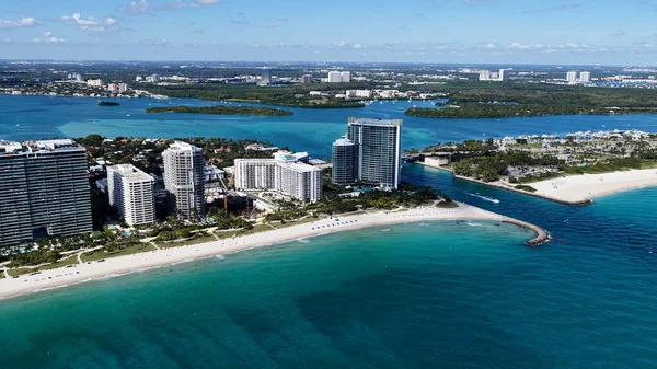 Sunny Isles Skyline, Florida 'daki Sunny Isles Sahili' nde. Deniz Burnu Skyline. Şehir merkezi manzarası. Yaz Gezisi. Florida 'daki Sunny Isles Sahili' nde Sunny Isles Skyline. Yükseklik Binaları.