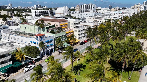 Florida 'daki Miami Beach' te Ocean Drive. Manzaralı Yükseliş Binaları. Güzel Skyline. Büyük Şehir Manzarası. Florida 'daki Miami Beach' te Ocean Drive. Şehir Plajı.