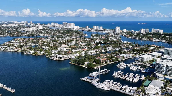 Fort Lauderdale Skyline Florida 'da Fort Lauderdale' de. Şehir Plajı. Bay Water Sahnesi. Şehir merkezinde. Fort Lauderdale Skyline, Florida Birleşik Devletleri. Huzurlu Manzara.