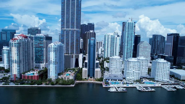 Miami Skyline, Florida Birleşik Devletleri. Şehir merkezindeki High Rise Binası ve Yoğun Trafik. Şehir Gökyüzü Arkaplanı Kentsel. Şehir merkezinin yukarısında. Miami Florida.