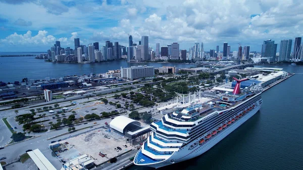 Miami Florida 'da bir yolcu gemisi. Bay Area City Skyline 'dan ayrılan yolcu gemisi. Şehir Gökyüzü Bulutları Şehir Arkaplanı. Şehir merkezinde geniş bir altyapı var. Miami Florida.