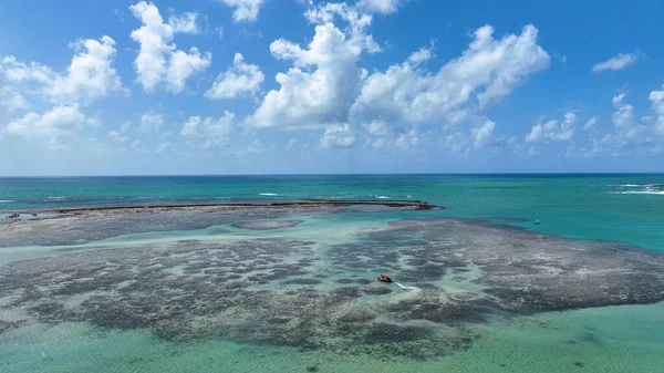 Brezilya 'nın kuzeydoğusunda Sao Miguel Dos Milagres Alagoas Brezilya' da gökyüzü. Kristal berrak sularla sersemletici sahilin havadan görünüşü. Shore Clouds Plaj Denizi. Kıyı Dönüşümü Geniş.