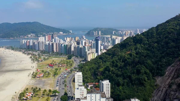 Sao Vicente Sao Paulo Brezilya 'daki Sao Vicente Skyline. Yükselen binaları ve trafiği olan hareketli bir şehrin havadan görünüşü. Endüstriyel Peyzaj Ticari Binası Güzel.