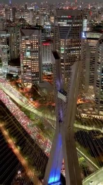 Sao Paulo Skyline Sao Paulo Brezilya 'daki Night City' de. Şehir Köprüsü. Trafik Yolu 'nda. Sao Paulo Brezilya. City Skyline Manzarası. Sao Paulo Skyline Sao Paulo Brezilya 'da Gece Şehrinde.