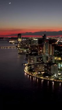 Miami 'deki Brickell Körfezi Amerika Birleşik Devletleri' nde. Günbatımı Şehri. Muhteşem Biscayne Körfezi. Şehir merkezinde. Miami 'deki Brickell Körfezi Amerika Birleşik Devletleri' nde. Yükseklik Binaları.