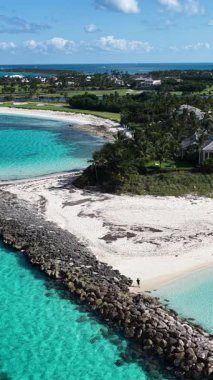Nassau Bahama 'daki Cennet Adası' nda lahana kumsalı. Çarpıcı şehir manzarası. Plaj manzarası. Highrise Binaları. Nassau Bahama 'daki Cennet Adası' ndaki lahana plajı. Karayip Arkaplanı.