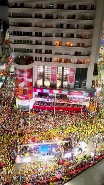 Bahia Brezilya 'daki Salvador' da karnaval partisi. Karnaval manzarası. Şehir merkezi arka planı. Turizm Merkezi. Metropole Havacılık Manzarası. Çarpıcı şehir manzarası. Bahia Brezilya 'da Salvador' da Karnaval Partisi.
