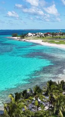 New Providence Bahamalar 'daki Paradise Island Skyline at Nassau. Karayip silueti. Plaj manzarası. Highrise Binaları. Nassau 'daki Paradise Island Skyline New Providence Bahamas' da. Doğa Arkaplanı.