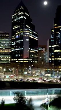 Santiago Şili şehir merkezinde gece manzarası. Santiago Şili 'nin gece manzarası. Aydınlatılmış binalar ve trafik ışıklarının manzaralı karanlık manzarası. Santiago Şili 'nin gece manzarası.