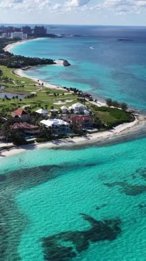 Nassau Bahamalar 'daki Cennet Adası' nda Kaçakçılar Plajı. Karayip silueti. Plaj manzarası. Highrise Binaları. Nassau Bahamalar 'daki Cennet Adası' nda Kaçakçılar Plajı. Doğa Arkaplanı.