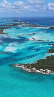 Exuma Skyline, Black Point Bahamalar 'da Exuma' da. Karayip silueti. Plaj manzarası. Mavi Suluboya 'nın tonları. Exuma Skyline In Exuma In Black Point Bahamas. Doğa Arkaplanı.