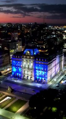 Buenos Aires Arjantin şehir merkezinde gün batımı. Buenos Aires şehir merkezindeki Puerto Madero 'da günbatımı manzarası seyrediyor. Turizm simgesi. Şehir merkezinde gün batımı. Şehir manzarası Buenos Aires