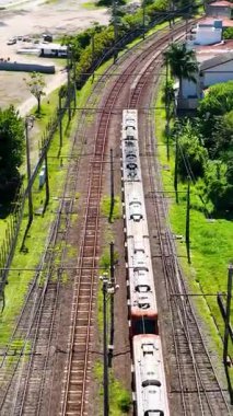 Sao Paulo Brezilya 'daki banliyö tren istasyonunun panorama hava manzarası. Ulaşım manzarası. Banliyö tren istasyonu rayları. Sao Paulo Brezilya. Şehrin toplu taşımacılığı.