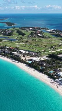 Nassau Bahamalar 'daki Cennet Adası' nda Nassau Skyline. Plaj manzarası. Şehir merkezinde. Seyahat güzergahı. Nassau Bahamalar 'daki Cennet Adası' nda Nassau Skyline. Doğa Deniz Burnu.
