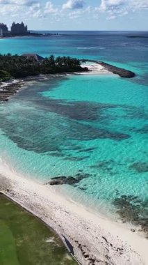 Nassau Bahamalar 'daki Cennet Adası' ndaki Arawak Sahili. Deniz Burnu Skyline. Şehir merkezi manzarası. Yaz Gezisi. Nassau Bahama 'daki Cennet Adası' ndaki Arawak Plajı. Yükseklik Binaları.