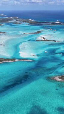 Exuma Skyline, Black Point Bahamalar 'da Exuma' da. Karayip Sahili. Tropik Manzara. Mavi Suluboya 'nın tonları. Exuma Skyline In Exuma In Black Point Bahamas. Yaz Seyahati.