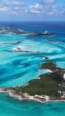 Exuma Skyline, Black Point Bahamalar 'da Exuma' da. Karayip silueti. Plaj manzarası. Mavi Suluboya 'nın tonları. Exuma Skyline In Exuma In Black Point Bahamas. Doğa Arkaplanı.
